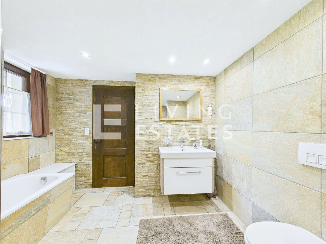 Helles Badezimmer mit Natursteinoptik