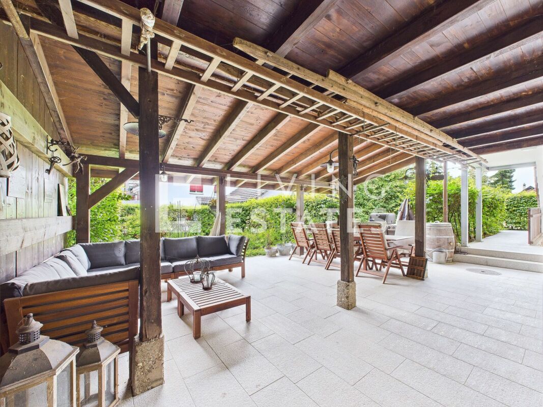 Überdachte Terrasse mit Gartenlounge