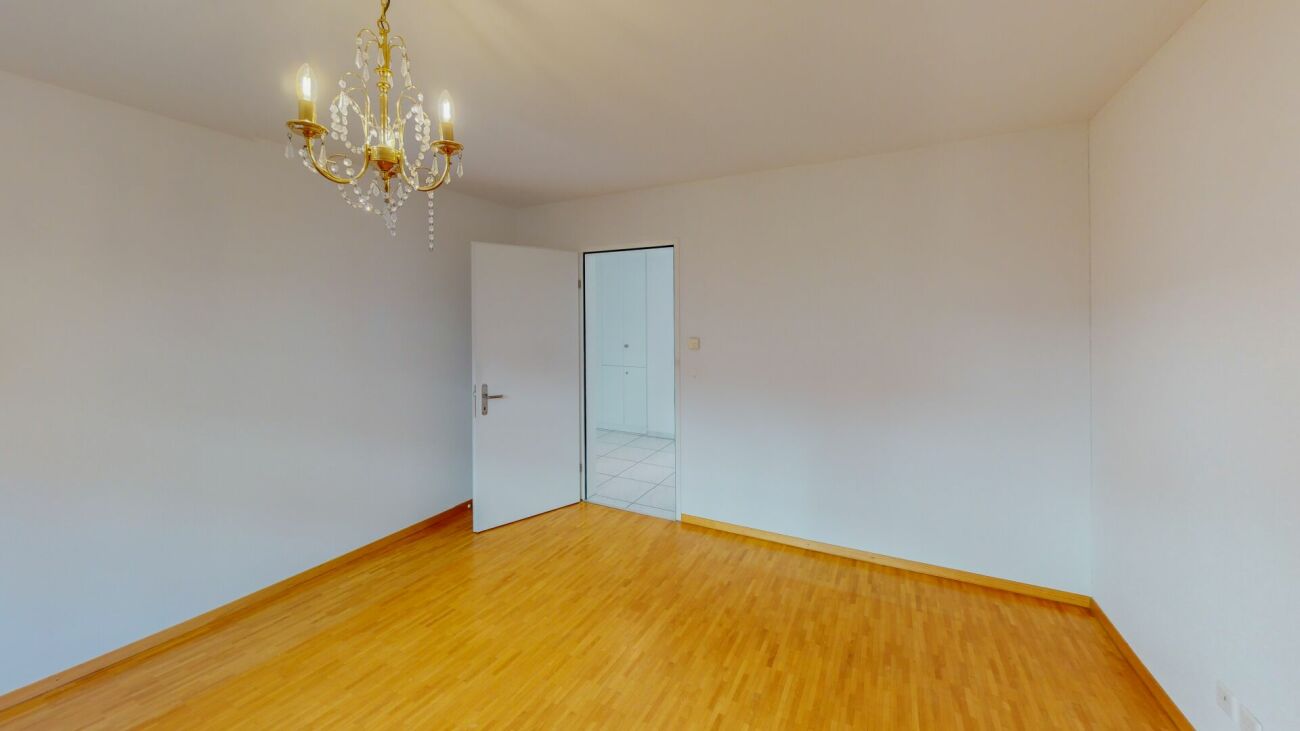 Helles leeres Zimmer mit Kronleuchter