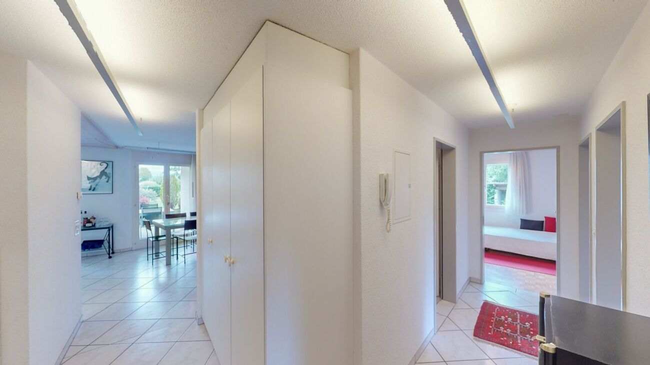 Heller Flur mit Blick in Wohn- und Schlafbereiche