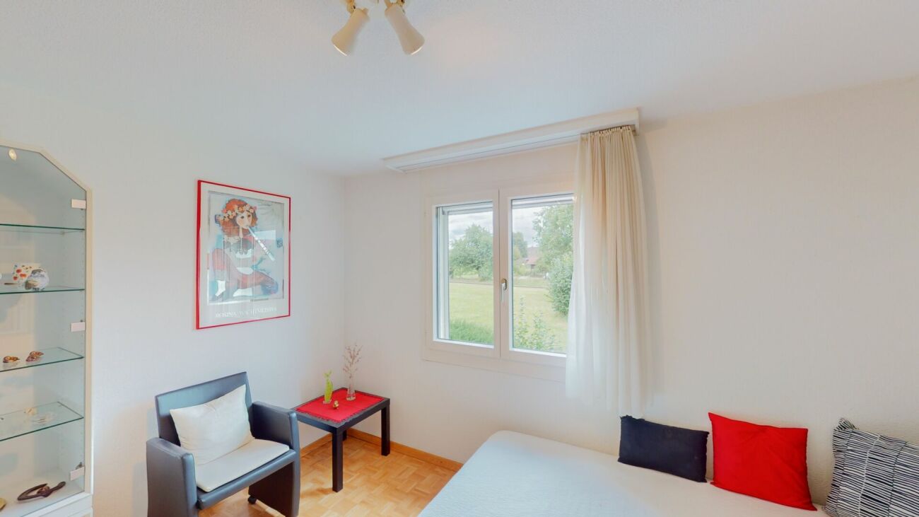 Helles Schlafzimmer mit Blick ins Grüne