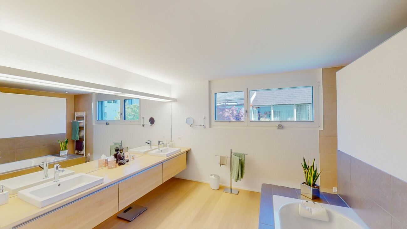 Modernes Badezimmer mit Doppelwaschbecken