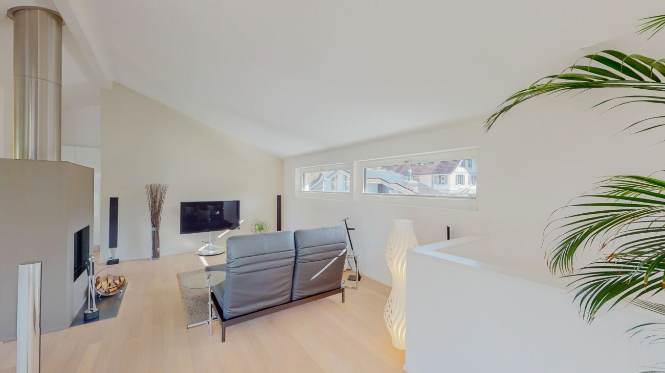 Modernes Wohnzimmer mit Kamin und großer Fensterbank