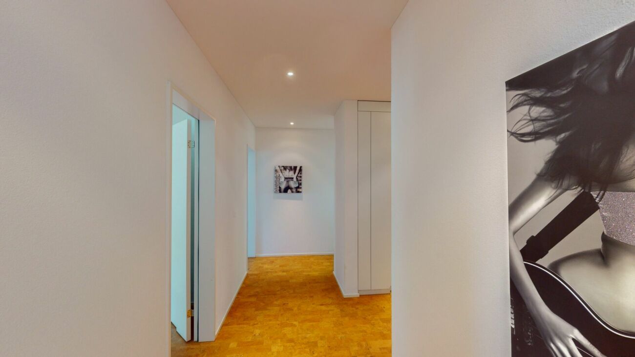 Heller Flur mit Kunstwerken