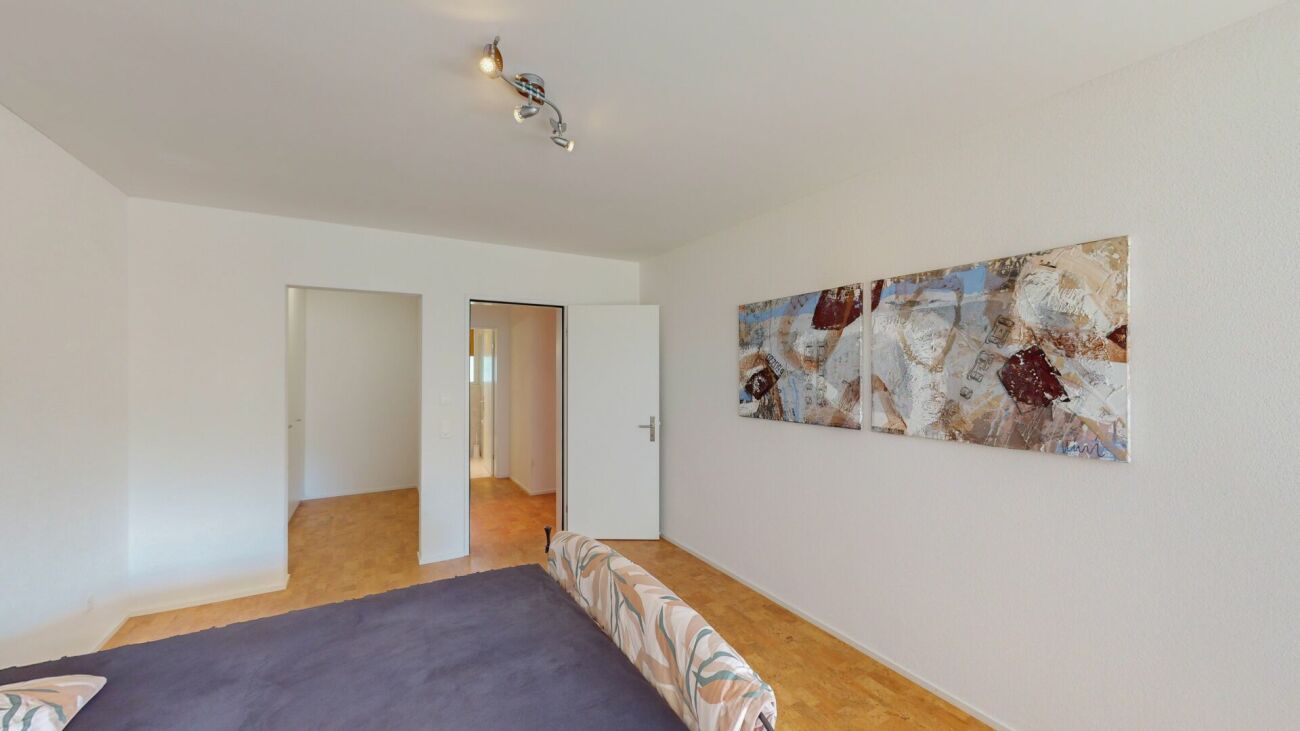 Schlichtes Schlafzimmer mit Flurzugang