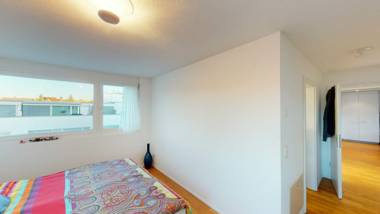 Helles Schlafzimmer mit Blick in den Flur