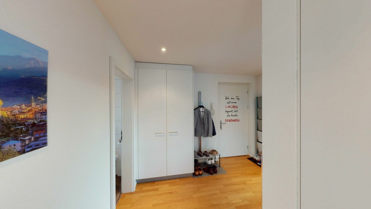 Heller Eingangsflur mit Garderobe und Stauraum