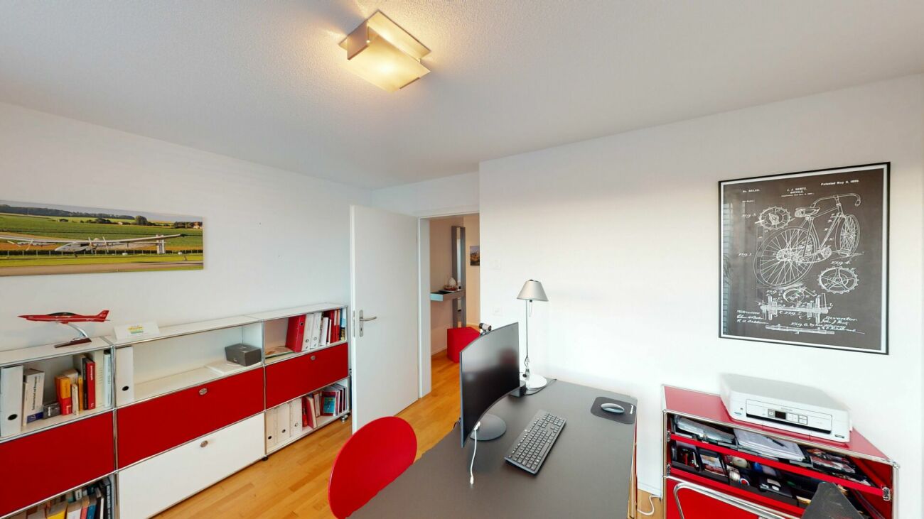 Modernes Arbeitszimmer mit roten Akzenten