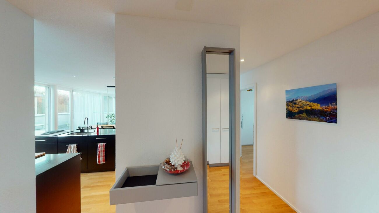 Moderne helle Wohnungsflur mit Blick in die Küche