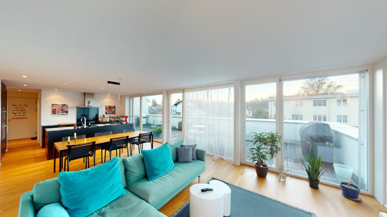 Offener Wohn-Essbereich mit Dachterrasse