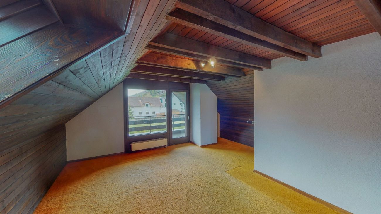 Dachzimmer mit Balkonzugang
