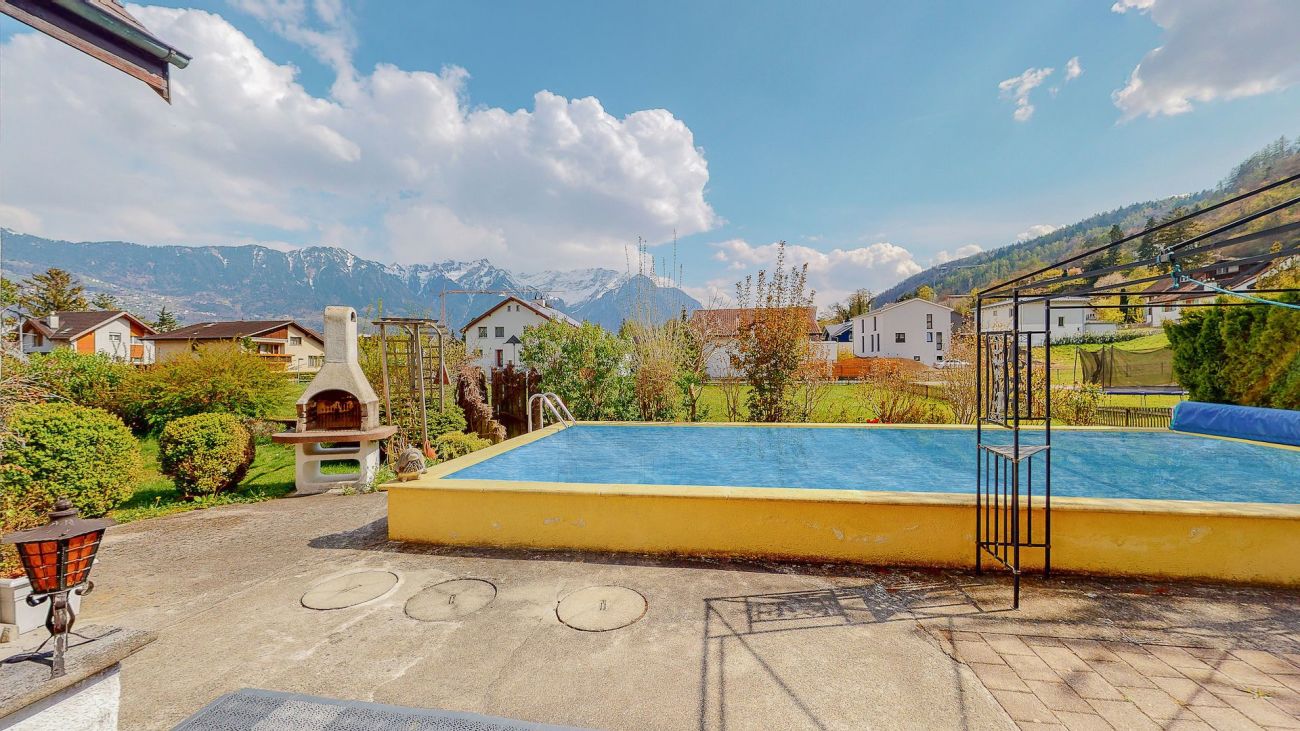Außenbereich mit Pool und Bergblick