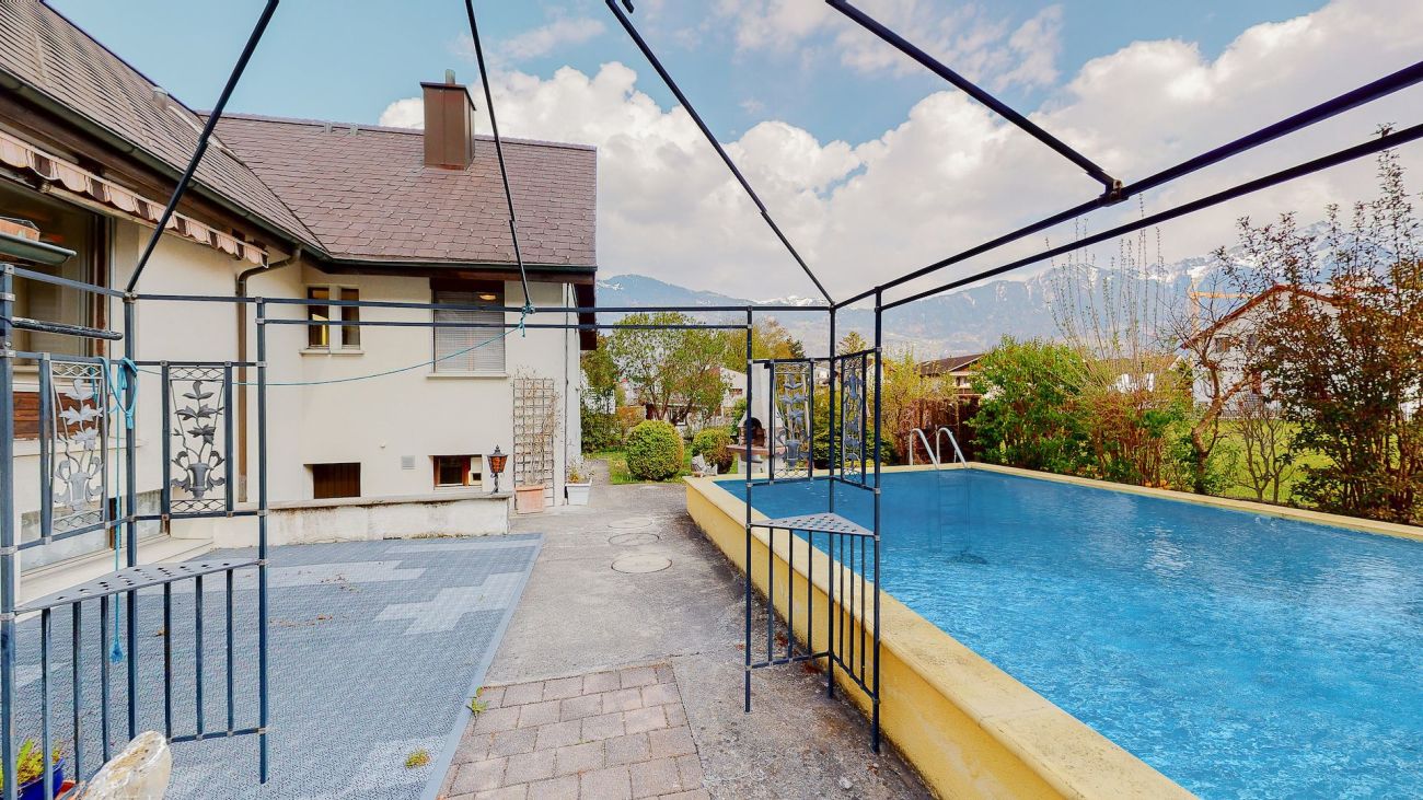 Außenbereich mit Pool und Haus