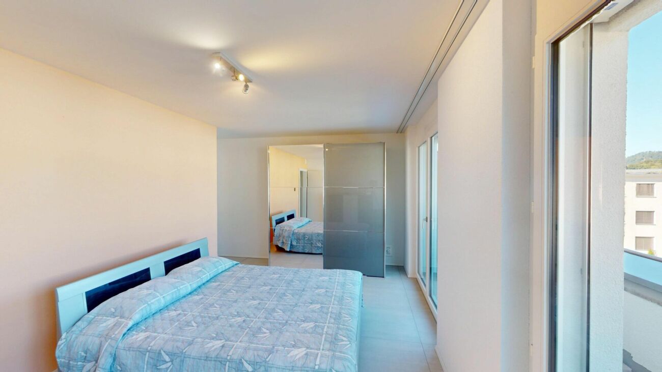 Helles Schlafzimmer mit Balkonzugang