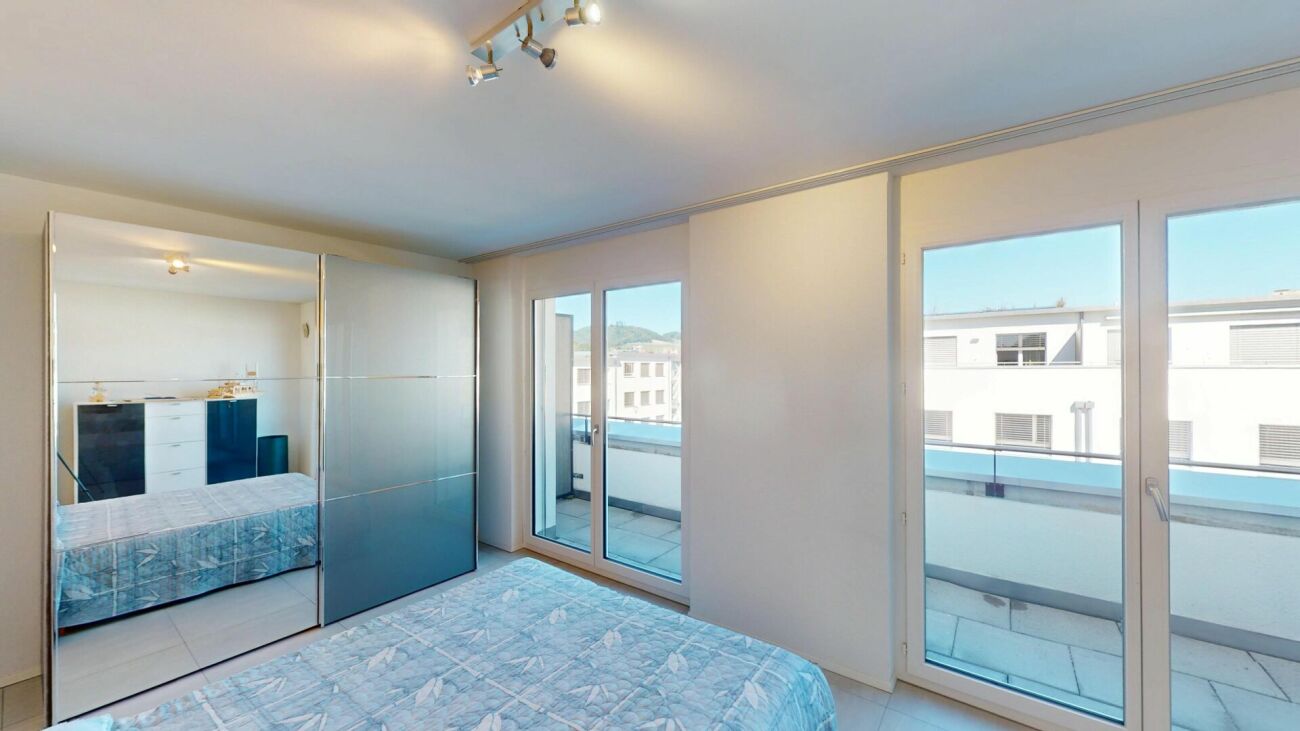 Helles Schlafzimmer mit Balkonzugang