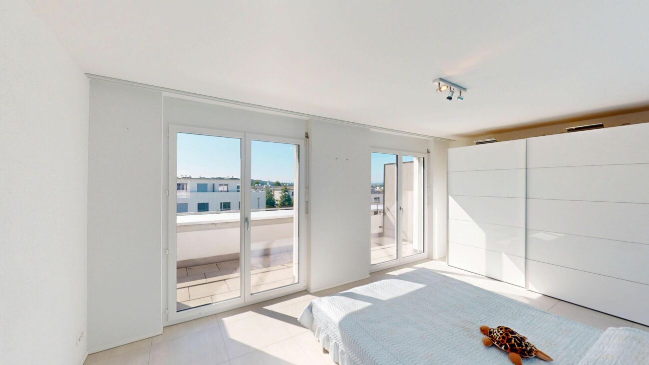 Helles Schlafzimmer mit Balkonzugang
