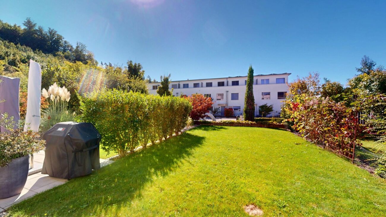 Gepflegter Garten mit Wohnhaus im Hintergrund
