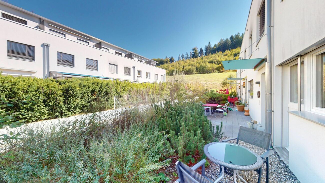 Außenbereich mit Terrasse und Garten