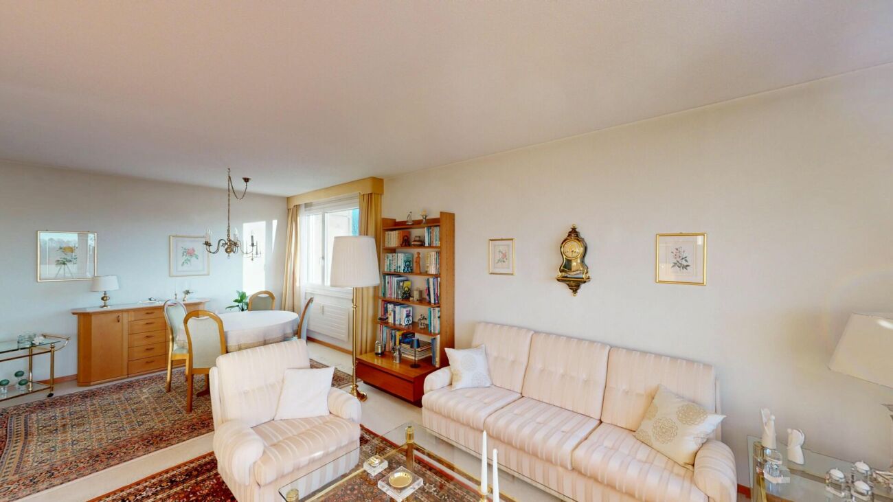 Helles Wohnzimmer mit Essbereich und klassischer Einrichtung