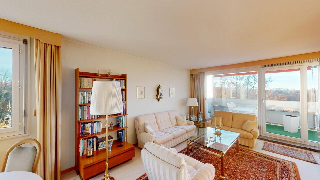 Helles Wohnzimmer mit Balkonblick