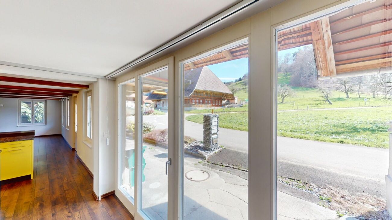 Heller Wohnbereich mit großer Glasfront zum Garten