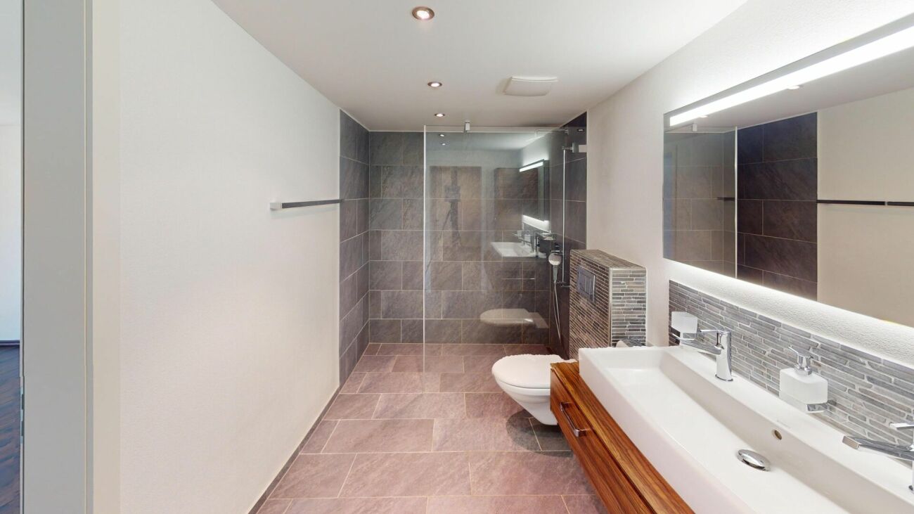 Modernes Badezimmer mit Walk-in-Dusche