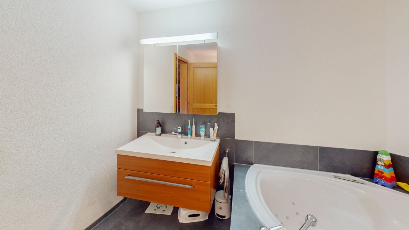Badezimmer mit Waschtisch und Wanne