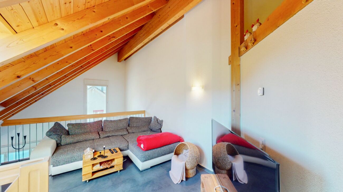 Gemütliche Dachgeschoss-Lounge mit Holzdecke