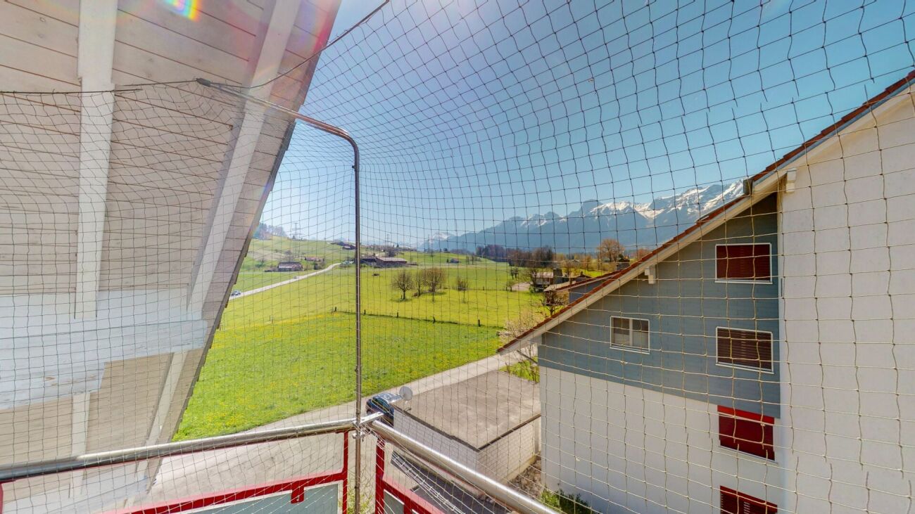 Balkonblick mit Bergpanorama