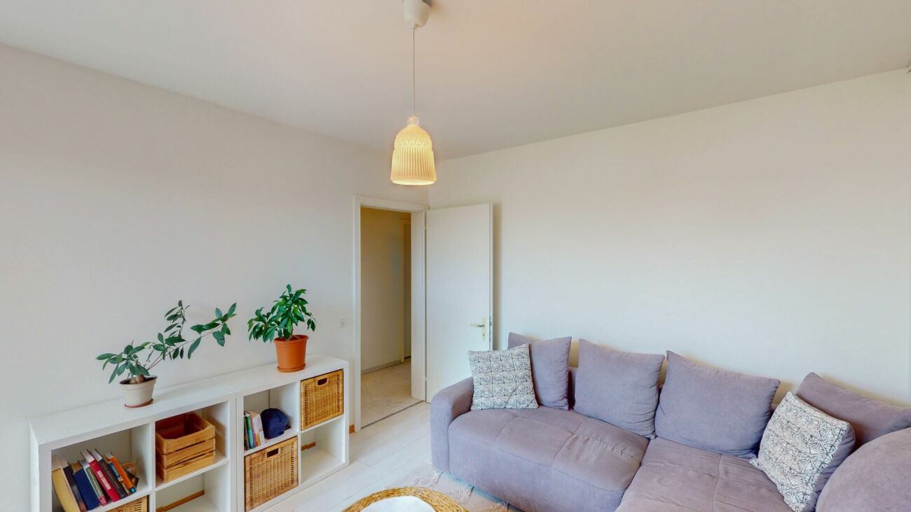 Heller Wohnraum mit Sofa und Regal