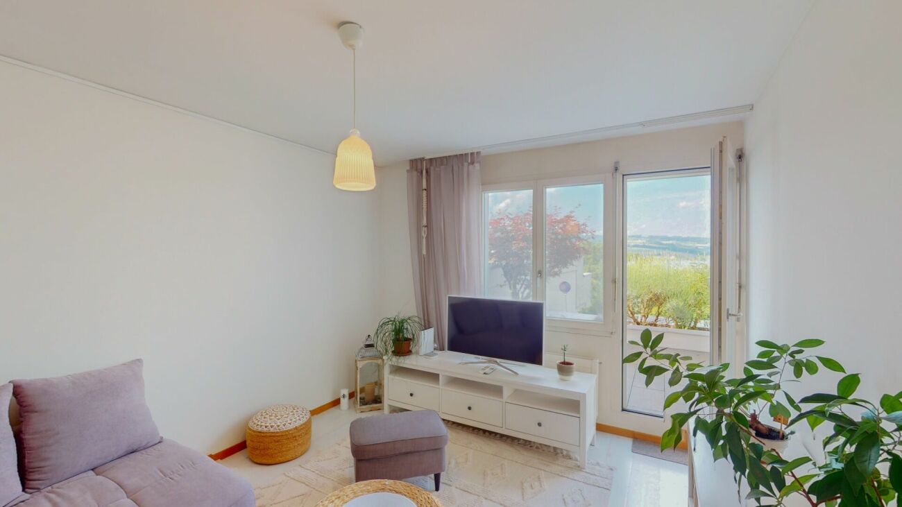 Helles Wohnzimmer mit Balkonblick