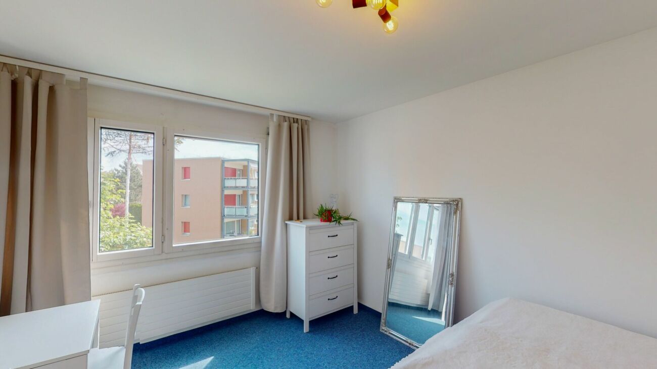 Helles Schlafzimmer mit Balkonblick