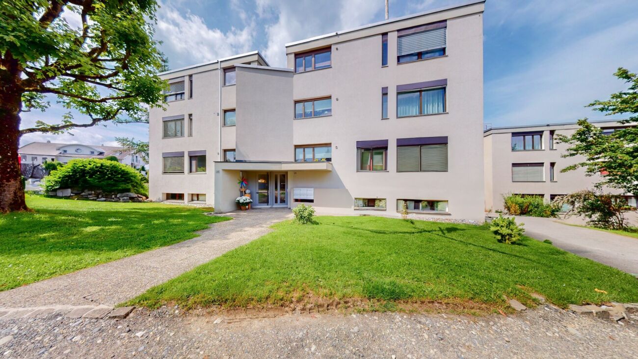 Modernes Mehrfamilienhaus mit Grünanlage
