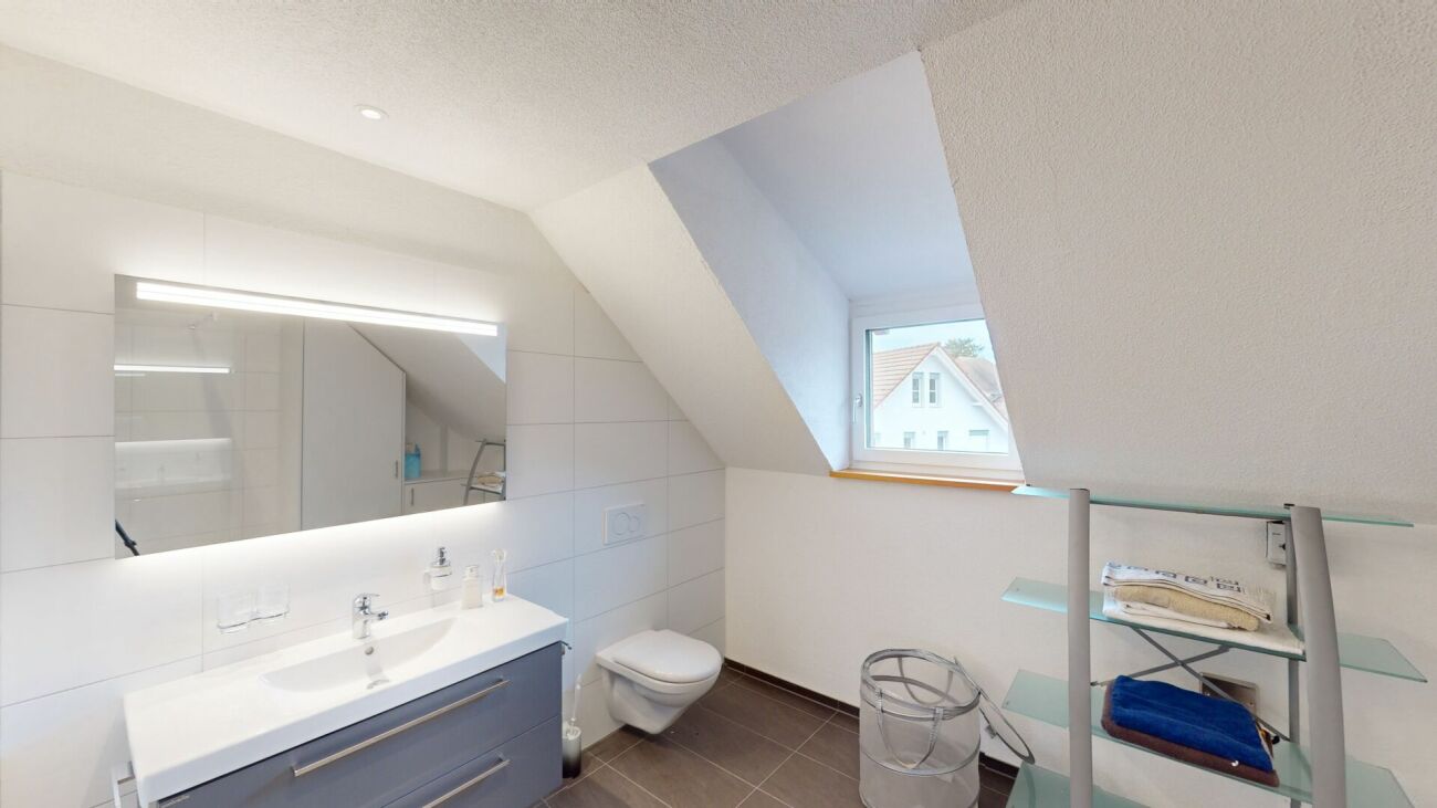 Modernes Dachgeschoss-Bad mit Fenster