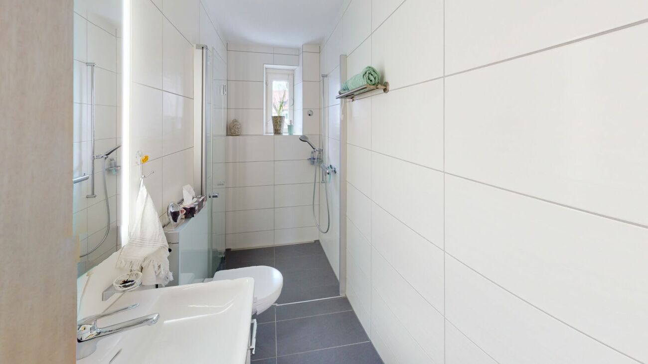Schmales, modernes Badezimmer mit Dusche