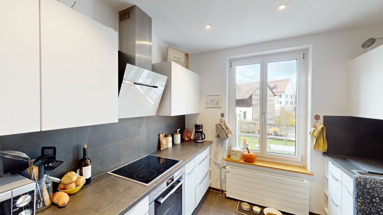 Moderne helle Küche mit Fenster