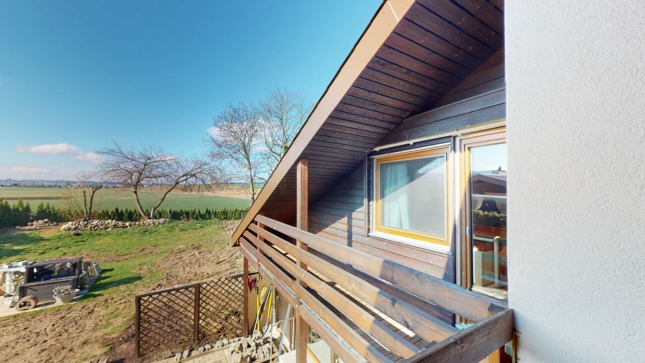 Außenansicht eines Hauses mit Balkon und Landschaftsblick