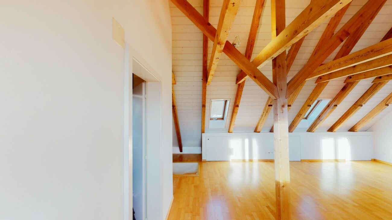 Dachgeschoss mit sichtbaren Holzbalken