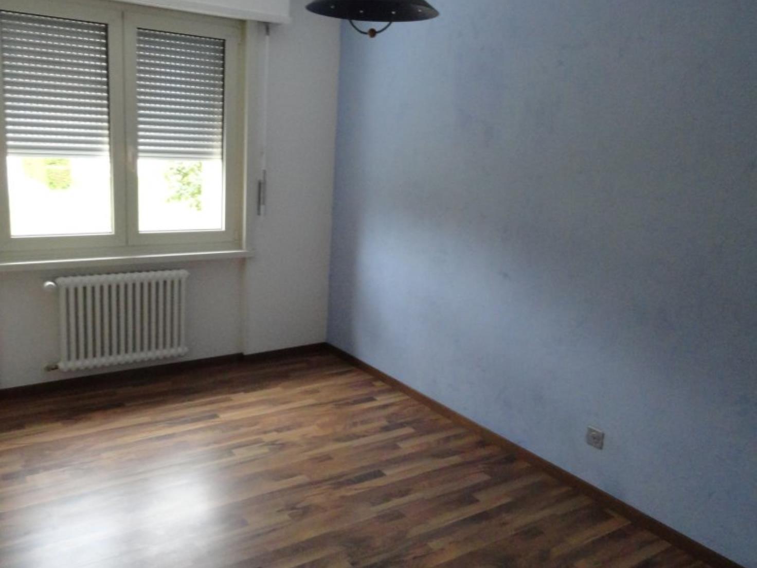 Leeres Zimmer mit Fenster und Heizkörper