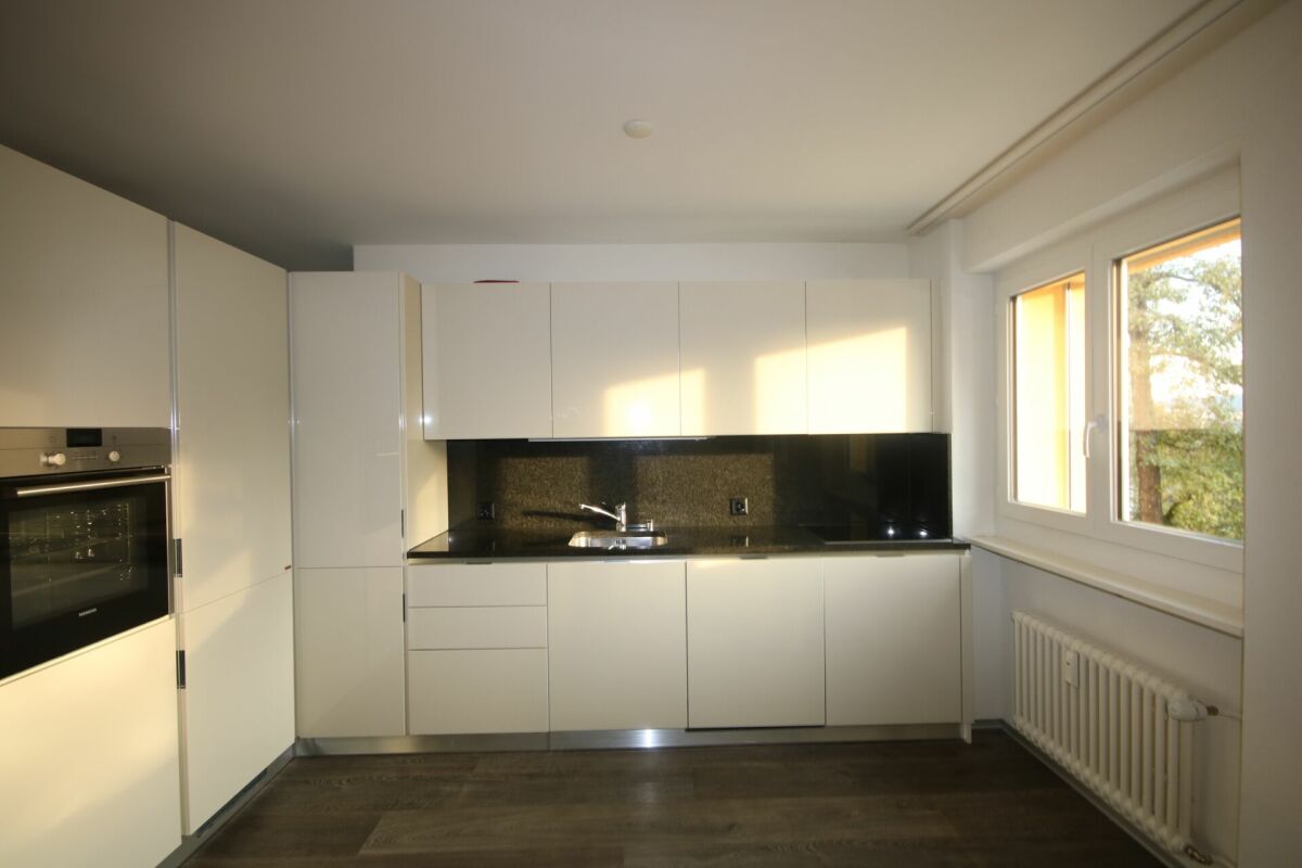Moderne Einbauküche mit Fenster