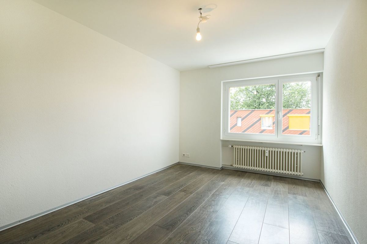 Heller leerer Raum mit Fenster und Heizkörper