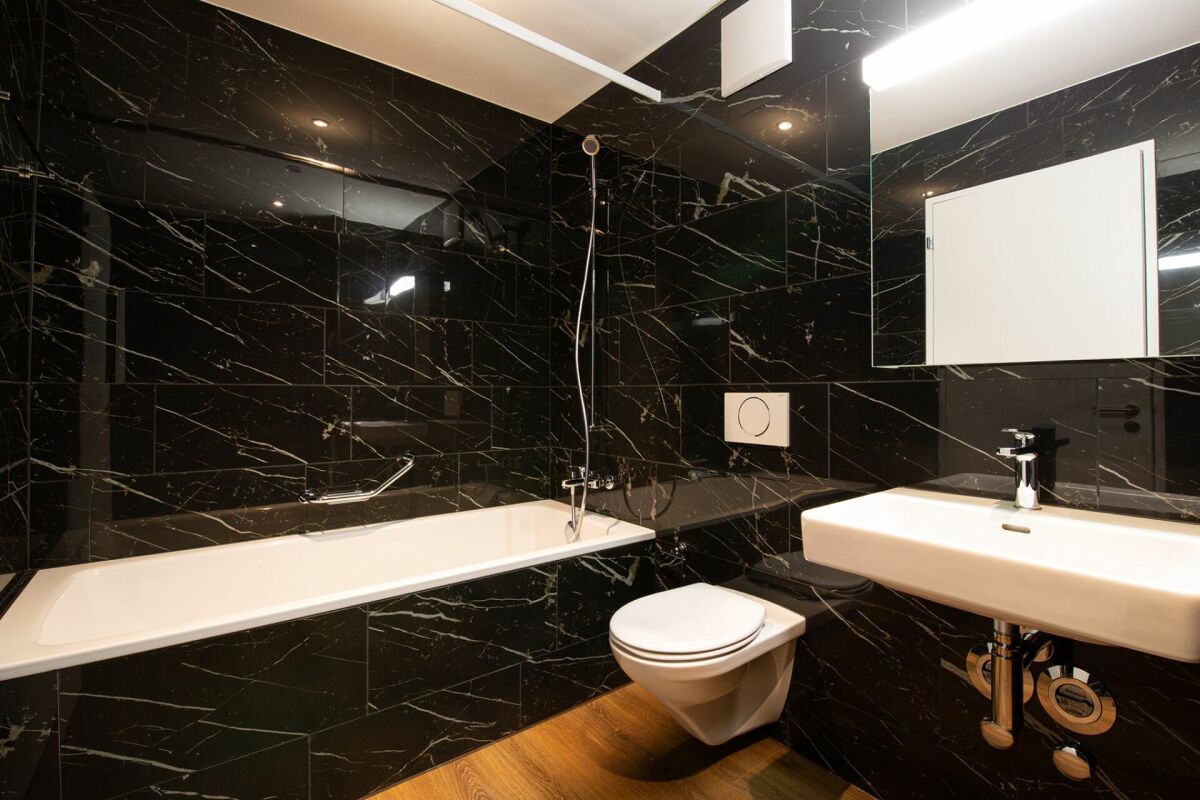 Modernes Badezimmer mit schwarzer Marmoroptik