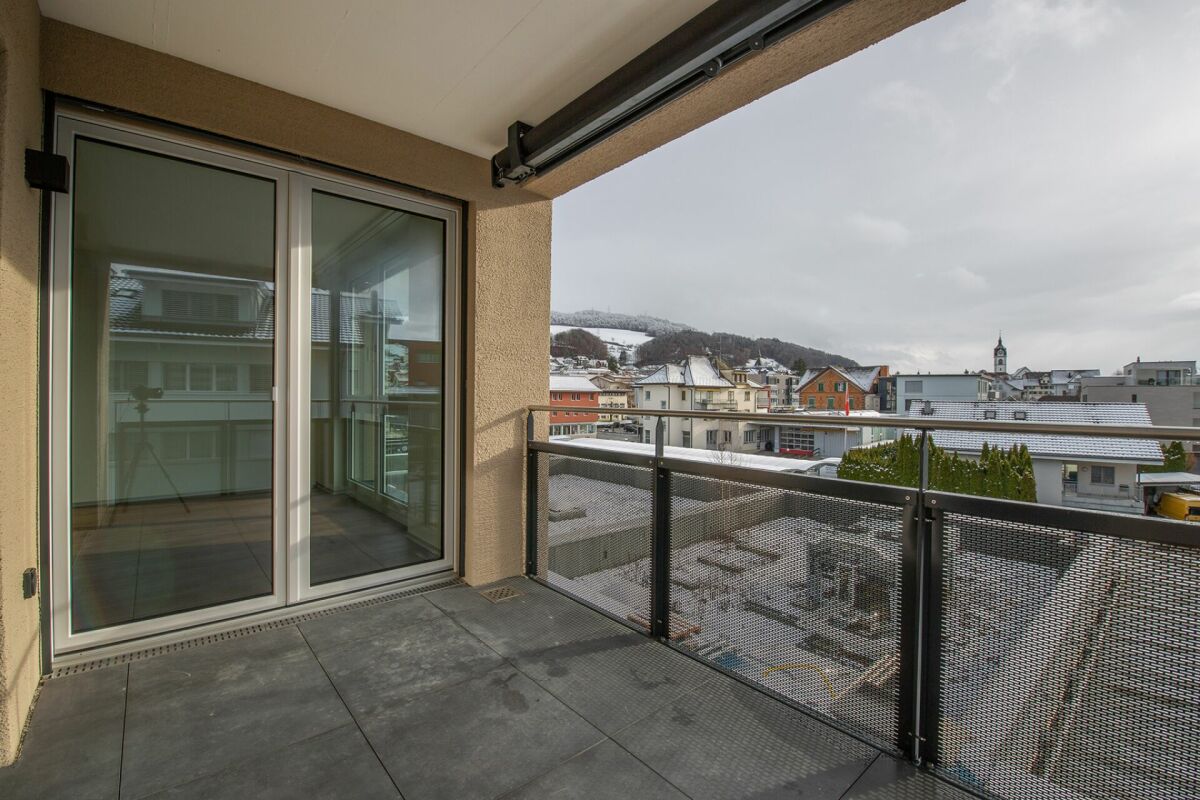 Überdachter Balkon mit Stadtblick