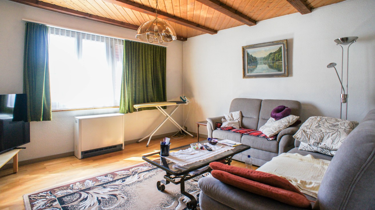 Wohnzimmer mit Holzdecke und Ecksofa