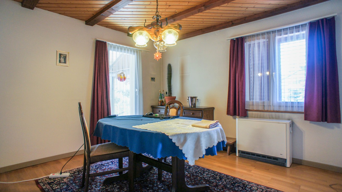 Esszimmer mit Holzdecke und Fensterfront