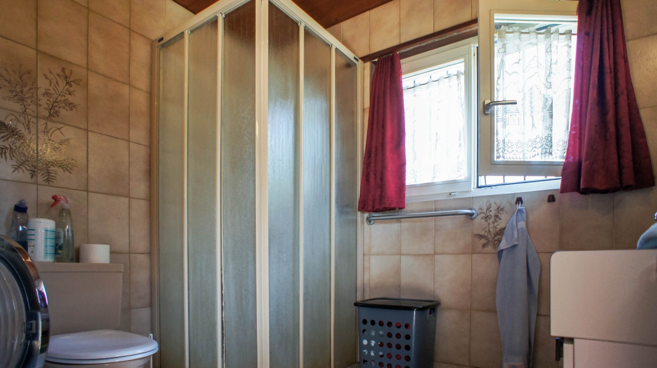 Badezimmer mit Duschkabine und Fenster