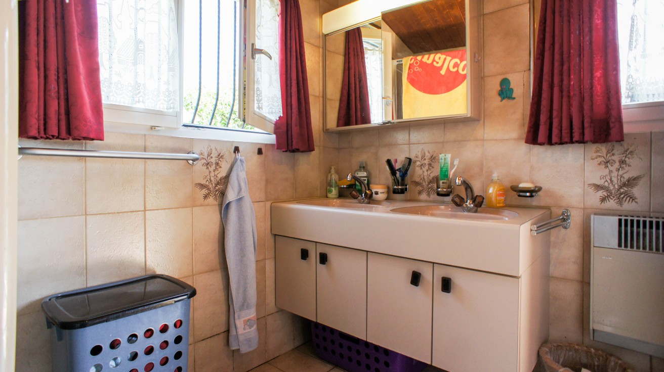 Kleines Badezimmer mit Waschplatz