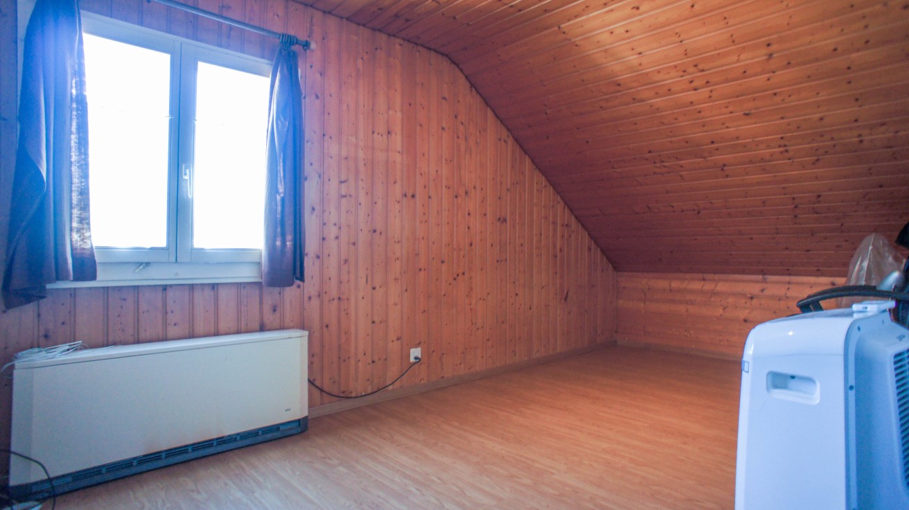 Dachzimmer mit Holzvertäfelung