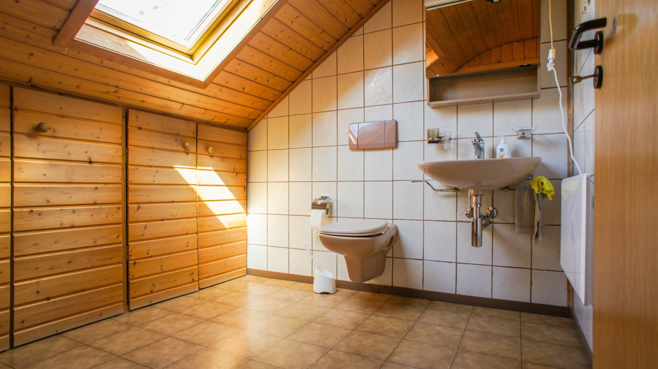 Innenraum mit Dachschräge und WC