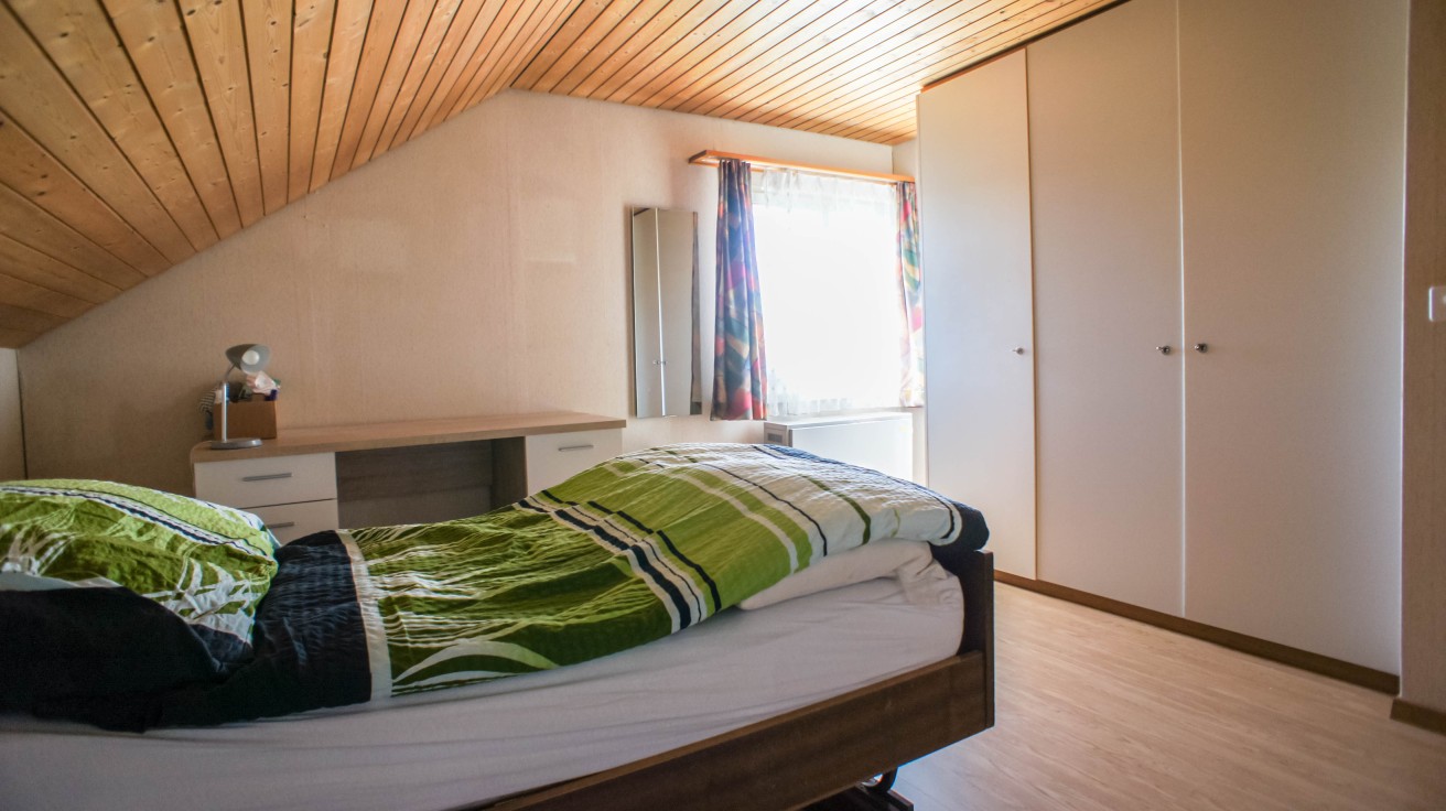 Schlafzimmer mit Dachschräge und Einbauschrank